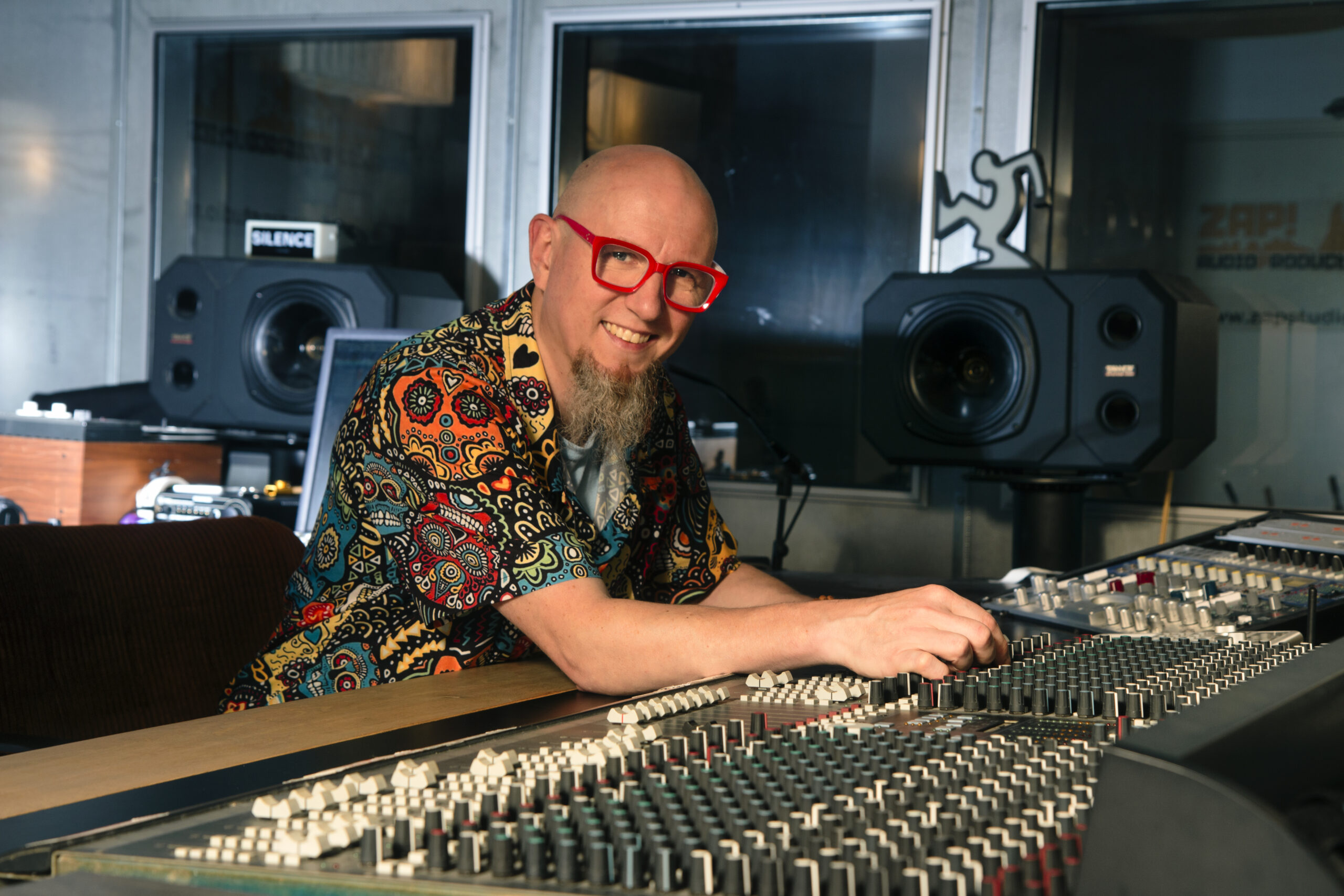 Peter Kanselaar is een geluidsfreak en muzikaal-techneut. Hij mag zich ingenieur en gitarist noemen. Het beste van twee werelden dus!

Hij bouwde Studio ZAP! op als de gezelligste studio van Nederland. En ook aan geluidskwaliteit doet het niet onder bij de top van Nederland.